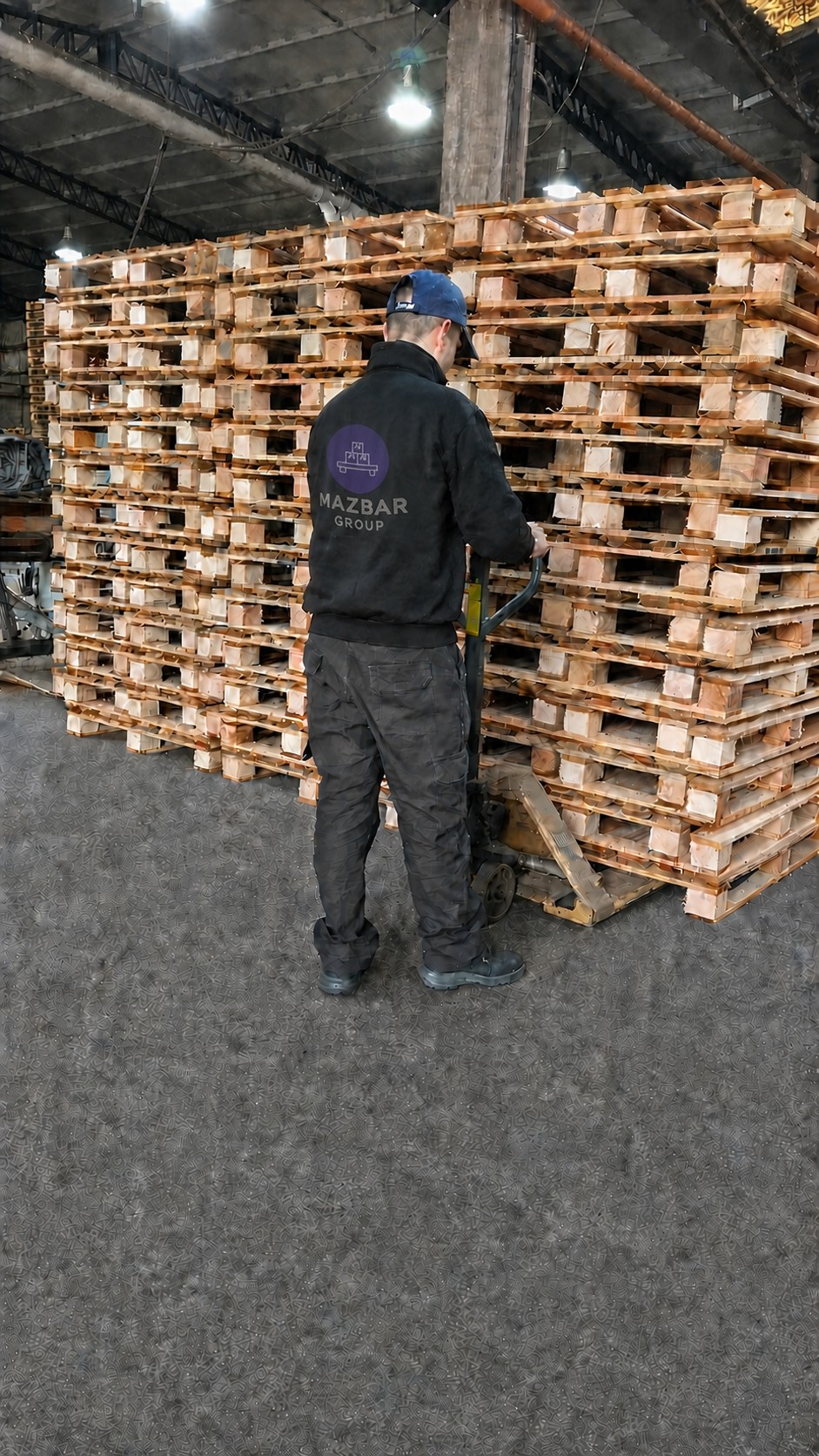 Trabajador de Mazbar Group preparando pallets de madera